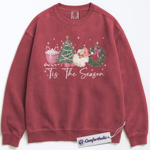 Tis The Season Christmas Sweatshirt, Retro Santa and Wreath Crewneck, Cute Pink Holiday Graphic Pullover, Festive Winter Gift for Women, Comfort Colors Sweatshirt
