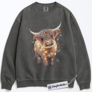 Highland Cow Christmas Sweatshirt, Cute Scottish Cow in Holiday Lights Sweatshirt, Farm Animal Christmas Graphic Sweatshirt, Country Western Holiday Gift, Christmas Comfort Colors Sweatshirt